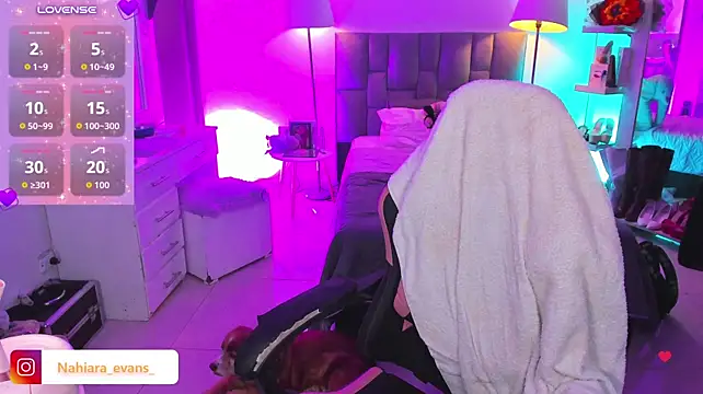 NahiaraEvans_ - show ass