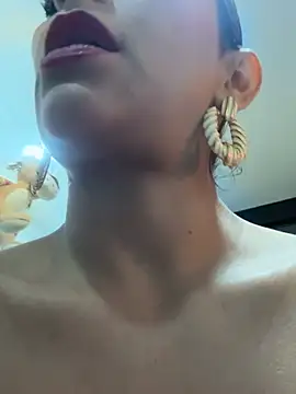Mau_White - show tits and play with my nipples