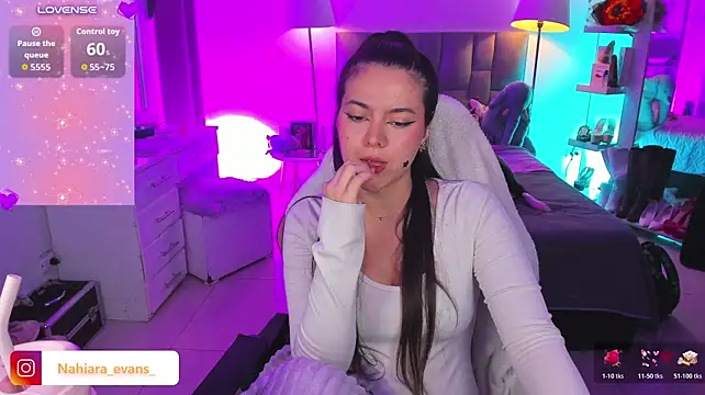 NahiaraEvans_ - show ass