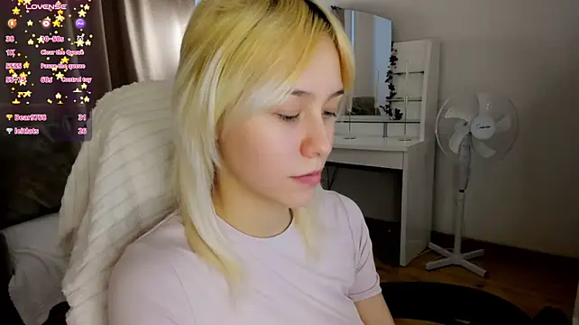 EmilyTrase - lick lips+play with tongue
