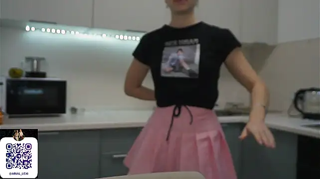 Sairallyn - Touch my tummy, I like it.