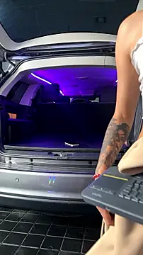 Belle01 - Show tits