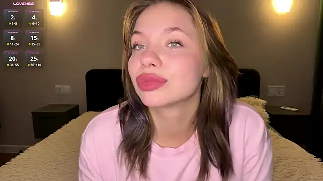 Betty_Tray - Lick my plump lips closely👄