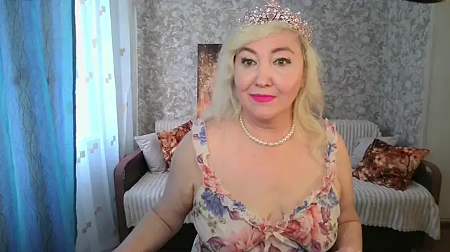 LadyKriss - breast flash