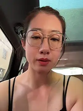 Weiwei103 - 戴乳铃