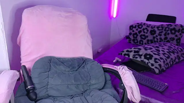 Dollmeow - Oil ass and bounce