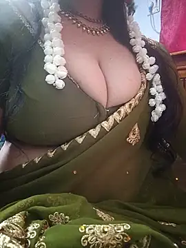 Tamil_paalkova - Oil on boobs