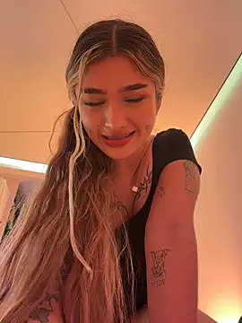 Ariannaa_1 - 20 squats, ass to the cam 😏