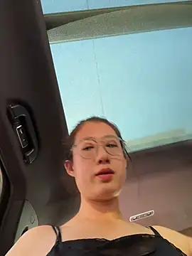 Weiwei103 - 戴乳铃
