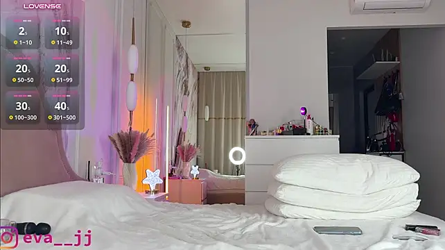 Eva_JJ - Naked and play with pussy
