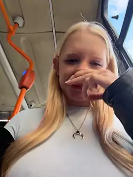 Elfi_InPublic - Kiss u lips+show tongue in bus