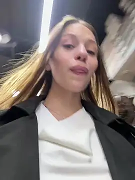 Olivia_Jemison - Play with my nipples in STORE