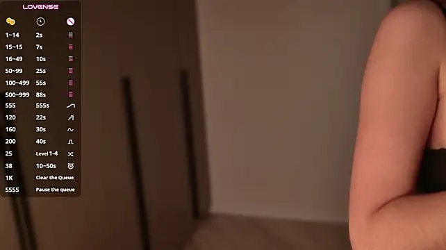 Bella_xx__ - ass tease close-up