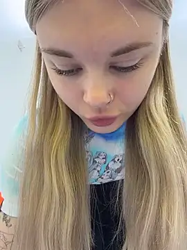 -MiaKitty - Squee Tits tight through top +moan in WC