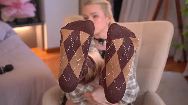 LexieLoree - Raise shorts & squeeze booty close up