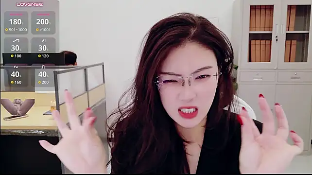 Yangyang-777 - 🎀办公室新装了摄像头，但具体位置不知道在哪里，气不气人