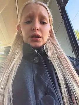 Elfi_InPublic - Camel toe+slap pussy LOUD in bus