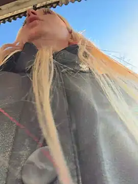 Elfi_InPublic - take off skirt+twerk in public toilet