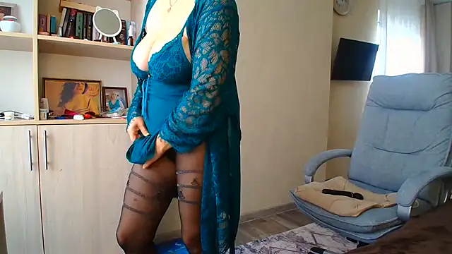 Brionia - The menu and private chat are active