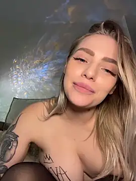 HugeBoobsAlice