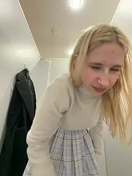 Michelle_lovique - Fingering my wet pussy with open door!!