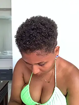 Madelltheebony - Suck my nipples 👑get surprise clip