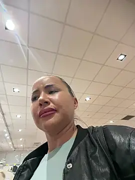 Beautydiamond - Show tits in the full restaurant