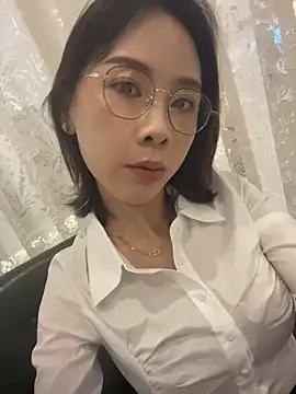 Zoe-520 - 办公室不穿内裤