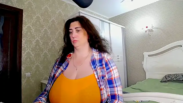 Evelyn_Shy - bare chest 200