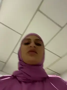 Aisha_k - sucking it while handcuffed