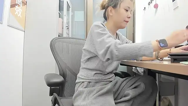 KKMM168 - 完成目标点电击棒点击奶奶头5次