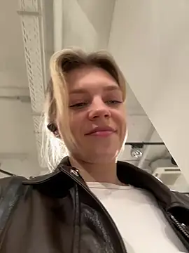 ValenciaShock - PLAY WITH MY PIERSING NIPPLES