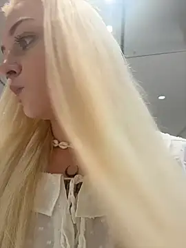 Badblondie - Tease my lips with tongue💋