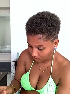 Madelltheebony - Suck my nipples 👑get surprise clip