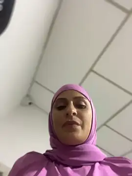 Aisha_k - sucking it while handcuffed