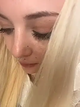 Badblondie - Tease my lips with tongue💋