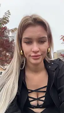 KikiWatson - Show boobs in public 😍