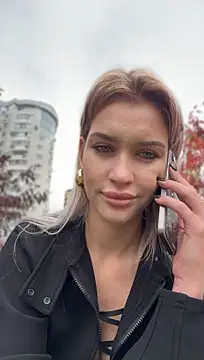 KikiWatson - Flash pussy in public 💦