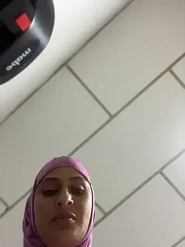 Aisha_k - sucking it while handcuffed