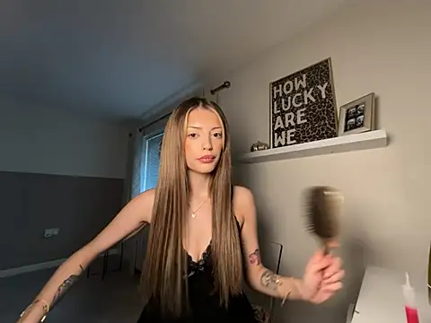 Leahmariaamor - Change into lingerie