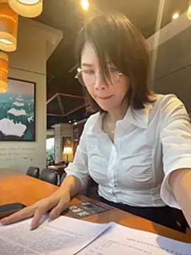 Zoe-520 - 办公室不穿内裤