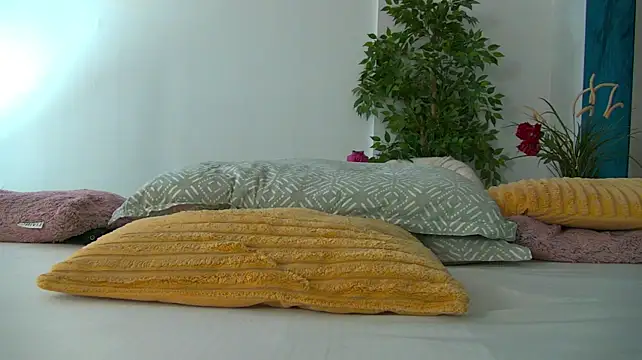 Foxxxy_MILF - Pour oil over my ass and spank it 😈