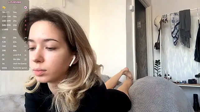 Sara_Bloservety - Pinch my nipples close to cam