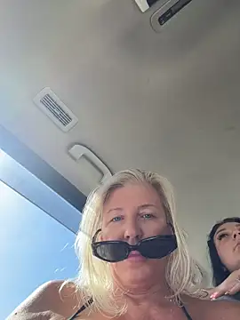 TUNDEROSE1 - spanks each others