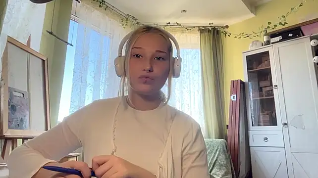 KayleighIacovone - lick my lips close to cam!