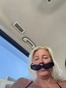 TUNDEROSE1 - spanks each others