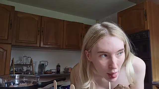 Mayaahart - get boobs out and nipples hard