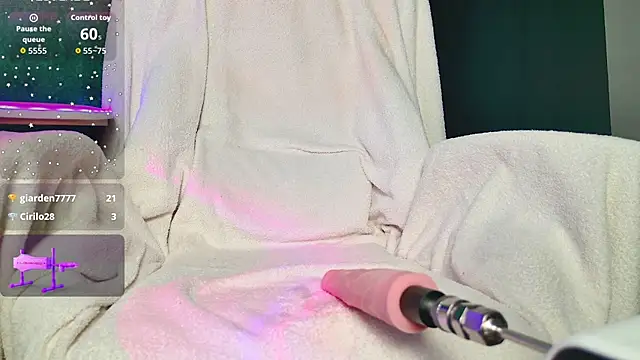 Iris_Needles - oiled-up butt twerking