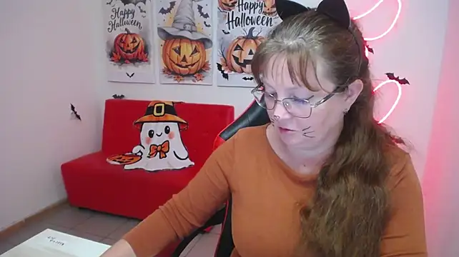 VanessaHotts - I’ll put on sexy stockings for you.