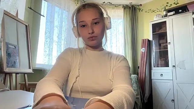 KayleighIacovone - lick my lips close to cam!